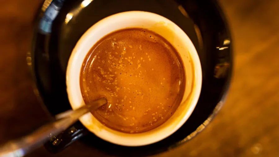 The Evolution of Modern Espresso: How Italian Innovation Revolutionized Coffee Forever 5 espresso extraction showing golden crema formation